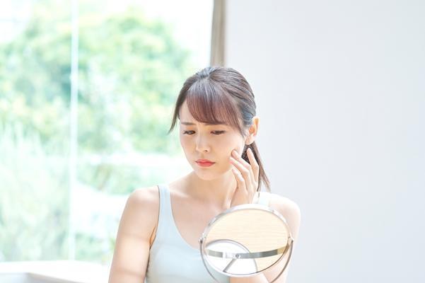 【頬の毛穴が気になる】毛穴の原因からカバーするメイクアイテム&おすすめスキンケア